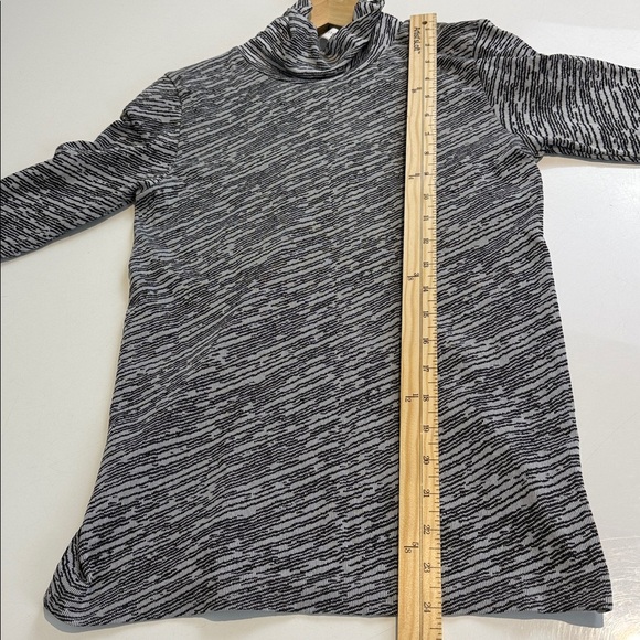 Athleta Black and White Flurry Seamless Turtleneck Small NWT - Picture 7 of 8